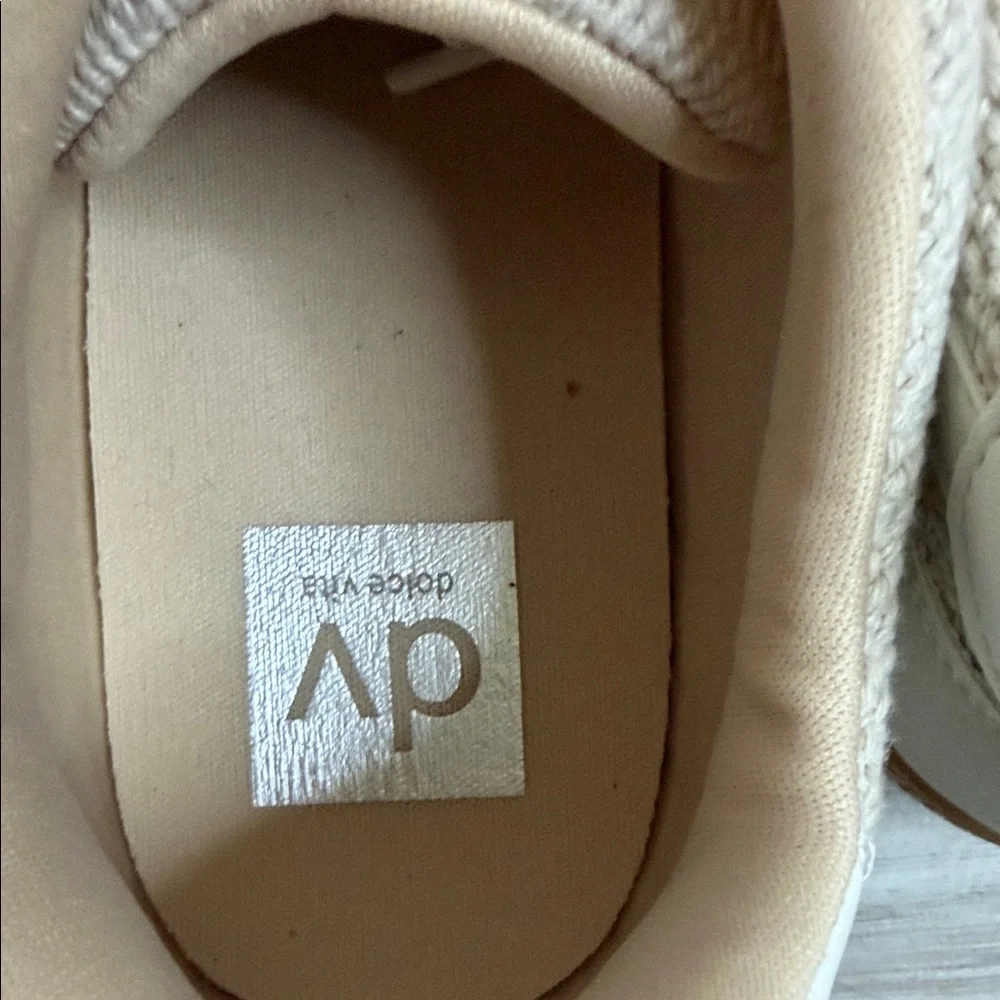 NWOT Dolce Vita Beige Casual Sneakers with White Laces Siz 8.5 Womens - Picture 6 of 16